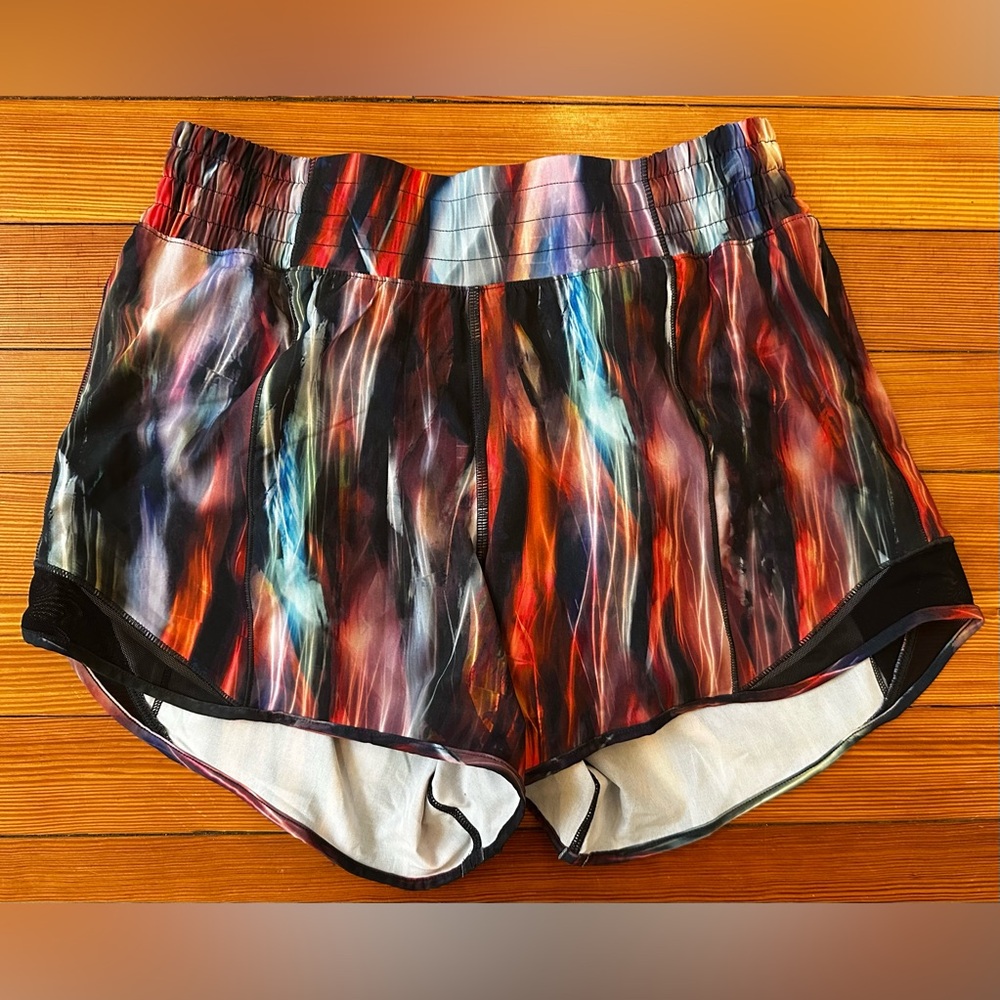 Lululemon Hotty Hot Short *High-Rise Long 4" Chroma Fusion Multi / Black Sz 4